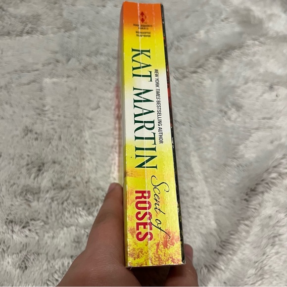 🌴Scent of Roses by Kat Martin Paperback Book - Picture 2 of 4